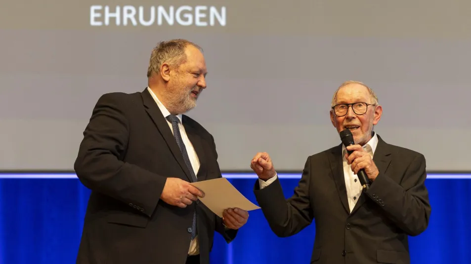 Gewählt und geehrt: DHB-Präsident Andreas Michelmann mit Karl-Friedrich Schwark. - Foto: Kenny Beele