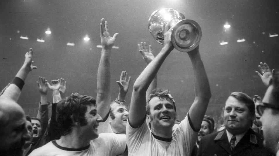 Klaus Brand mit dem Pokal in der Hand