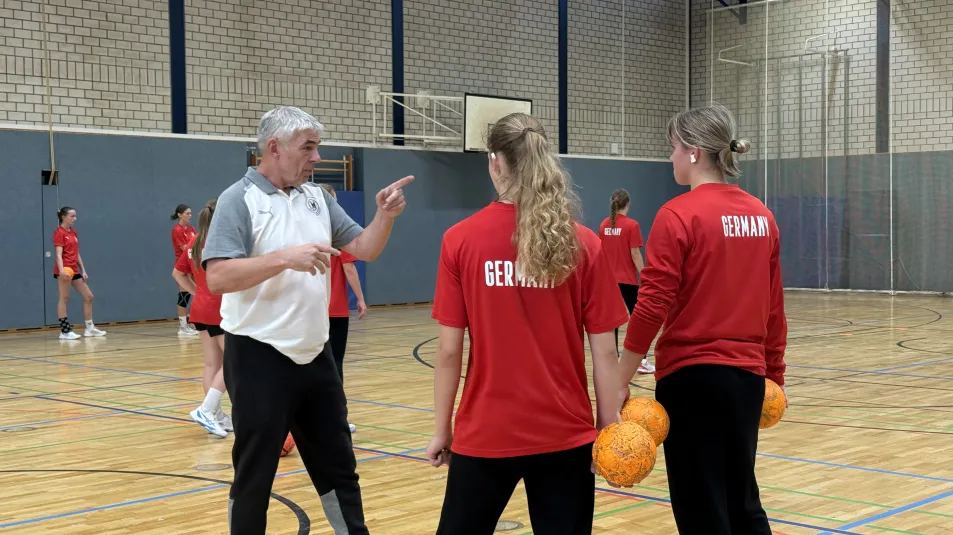 Gino Smits mit den beiden Torhüterinnen. | Foto: Alexa-Maria Dörfel