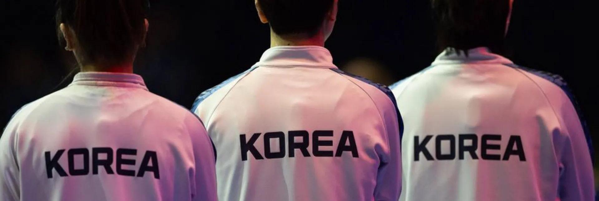 Drei Koreanerinnen bei ihrer Hymne.