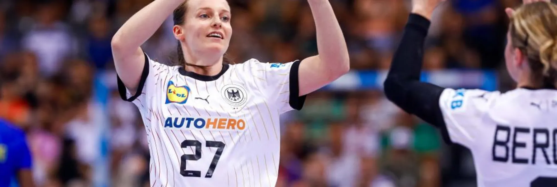 Julia Maidhof und Amelie Berger klatschen ab.