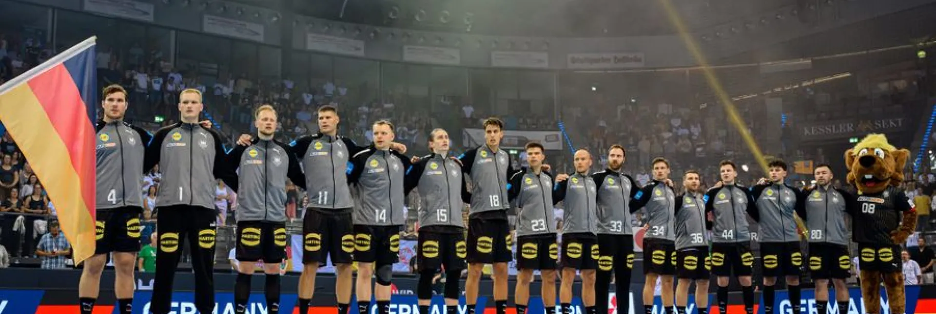 Die Männer-Nationalmannschaft bei der Hymne. 