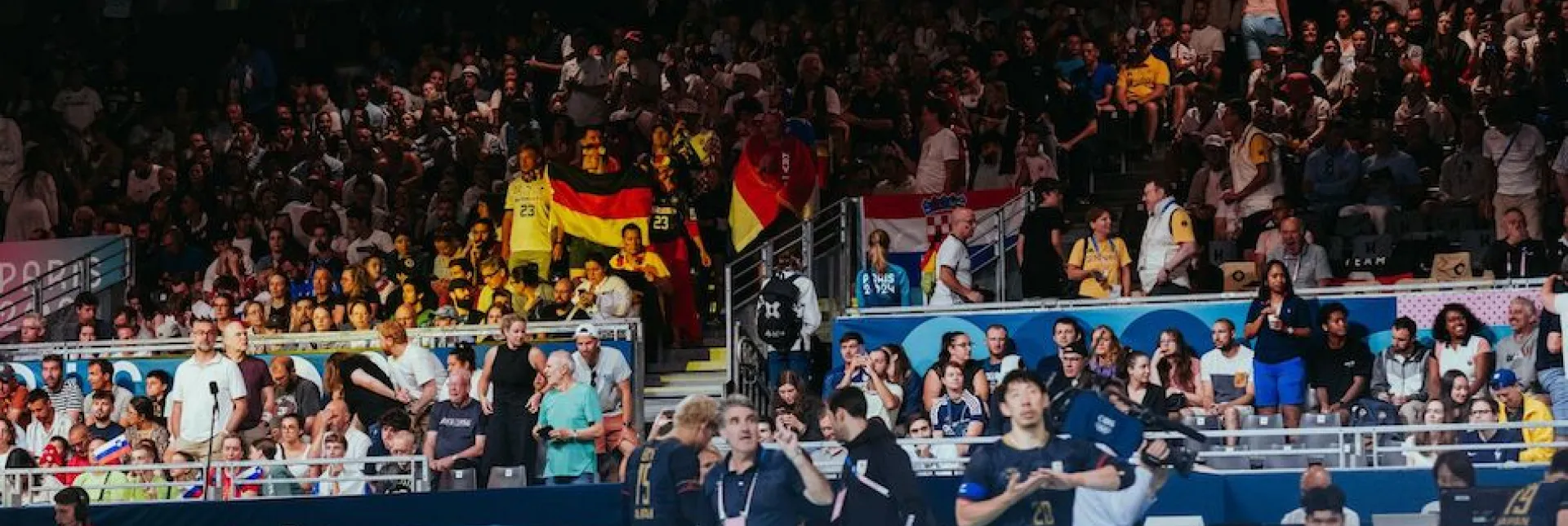 Volle Hallen in der Handballhalle bei Olympia. 