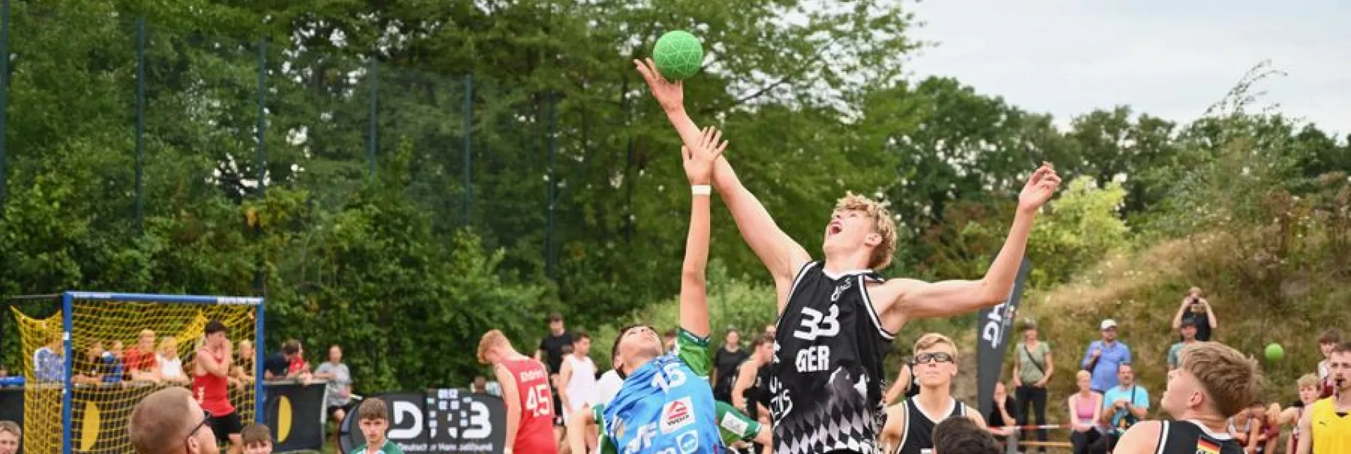 Sprungball beim Beachhandball