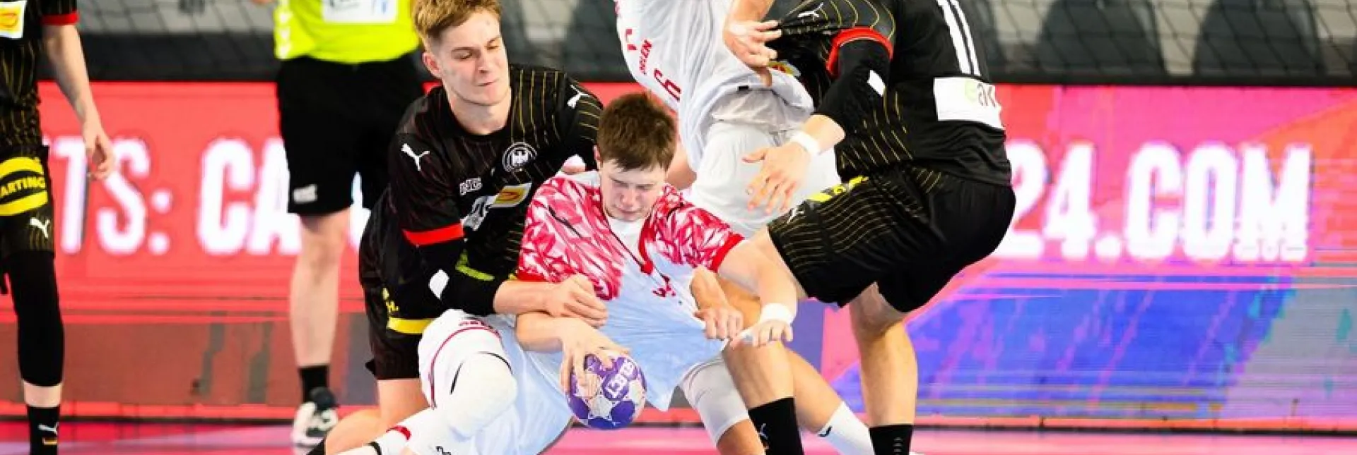 Alles im Griff - Leonard Zink (links) und Kapitän Bennet Strobel (rechts) lassen ihren polnischen Gegenspieler keinen Raum zur Entfaltung.