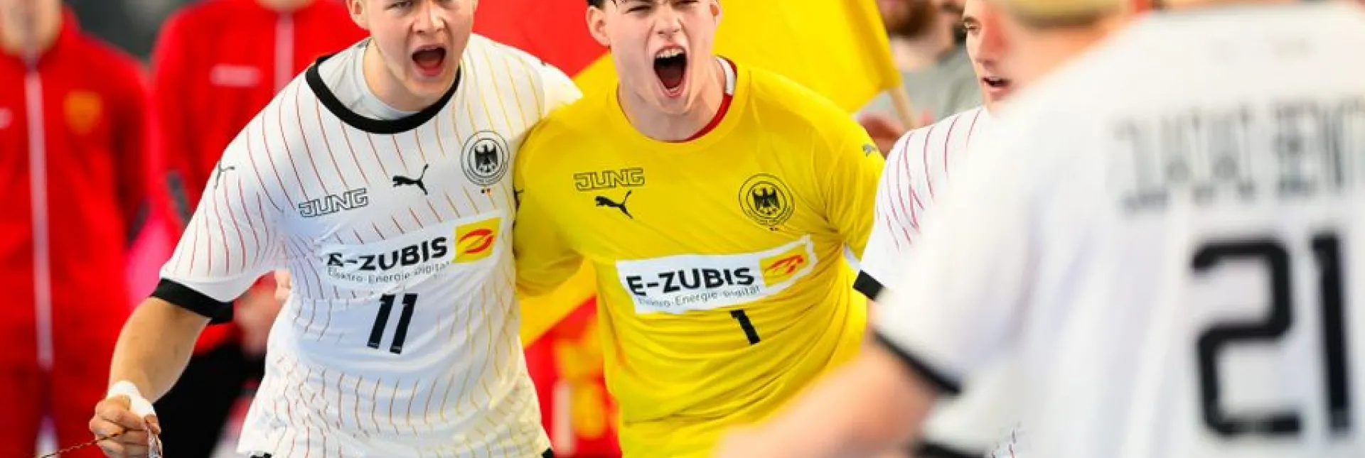 Die U18-Nationalmannschaft bei der Hymne.