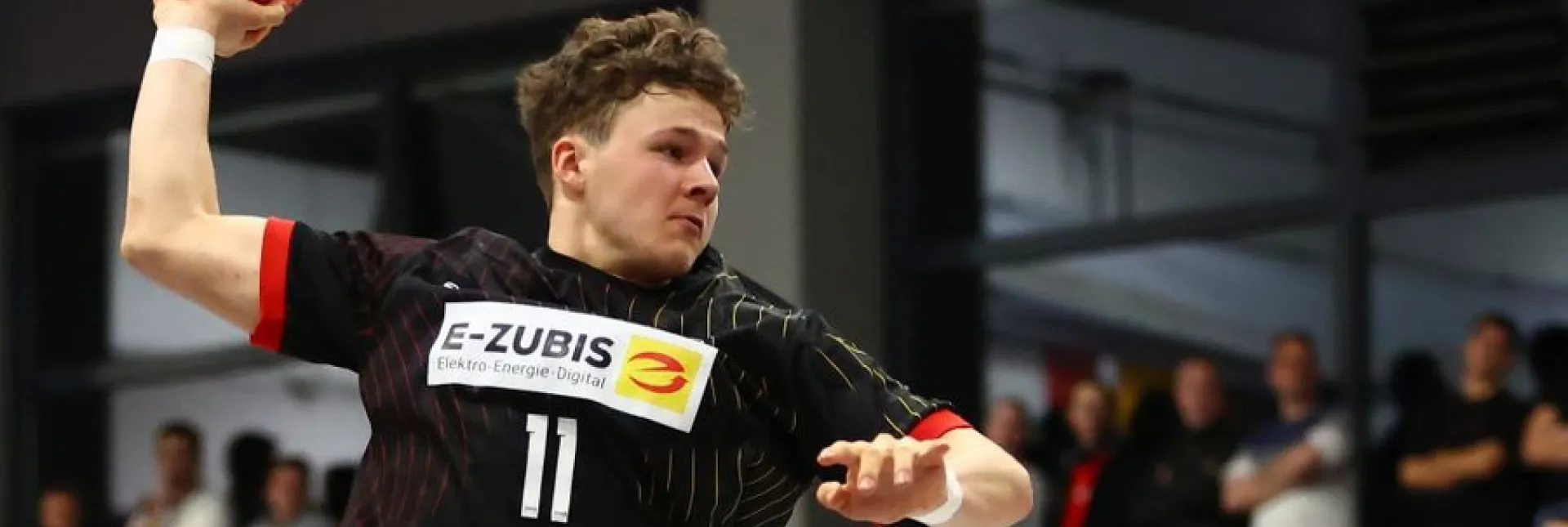 U18 Nationalspieler wirft unbedrängt auf das Tor