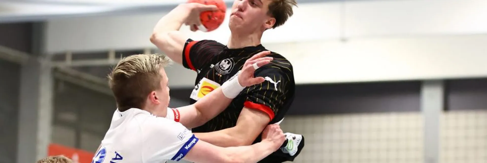 U18 Nationalspieler wird beim Rückraumwurf bedrängt.