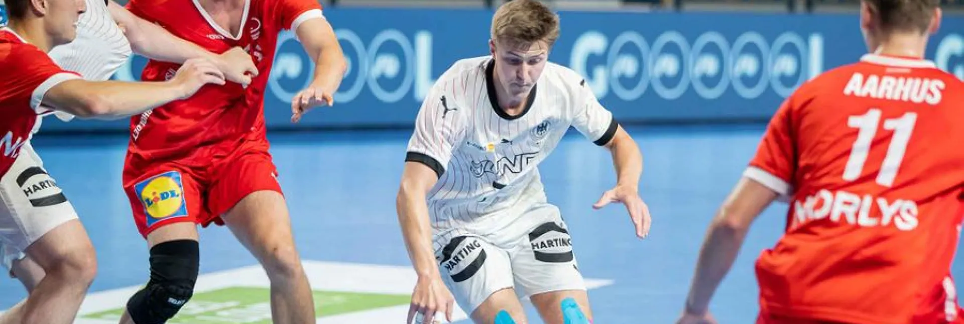 U20 Nationalspieler geht in den Zweikampf