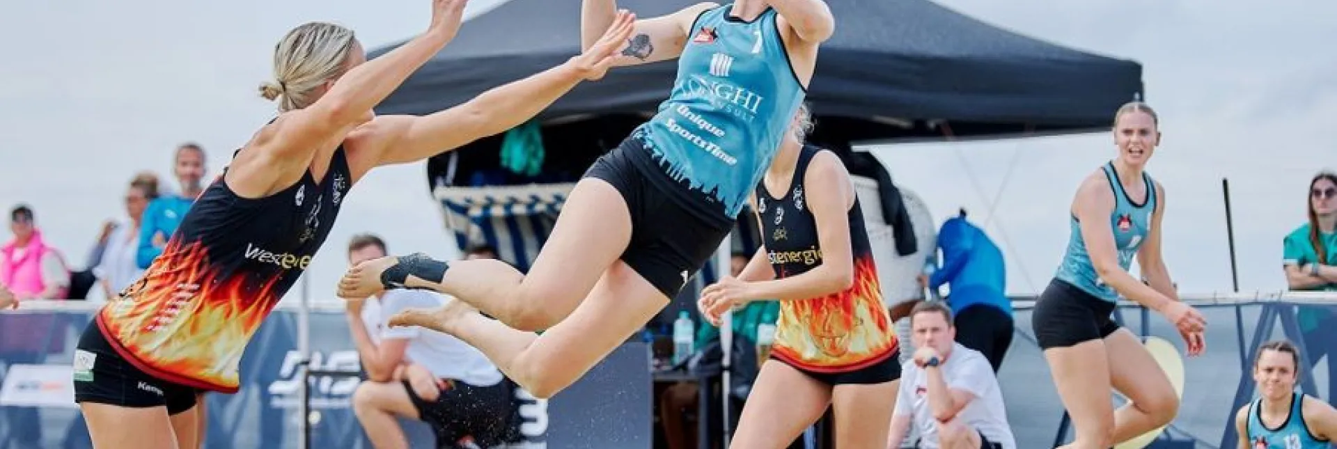 Die Spielerin der Unicorns wirft auf das Tor. 