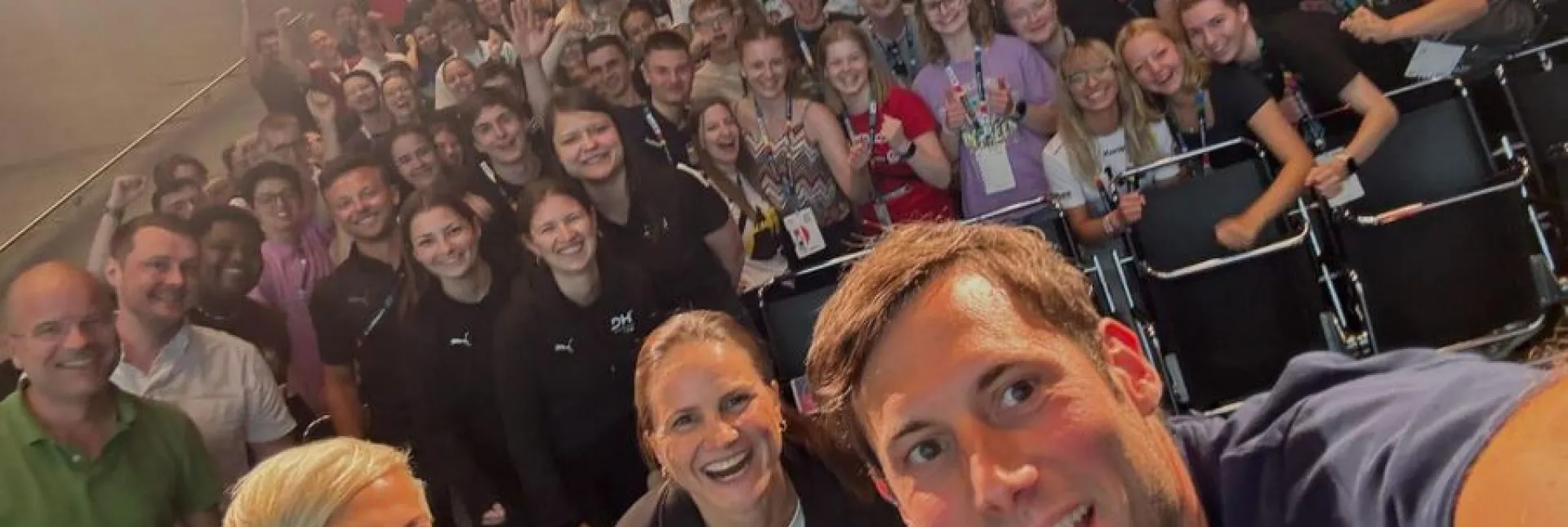 Selfie von Uwe Gensheimer mit Teilnehmern des Engagement Festivals.