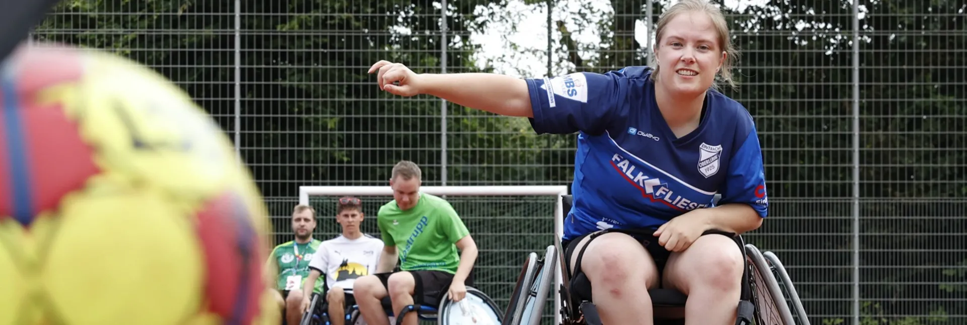 Mädchen im Rollstuhl spielt Handball