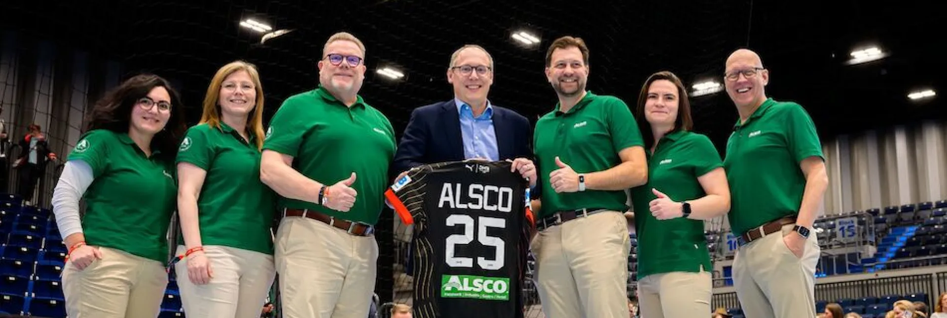 Schober übergibt den Verantwortlichen von Alsco ein Trikot