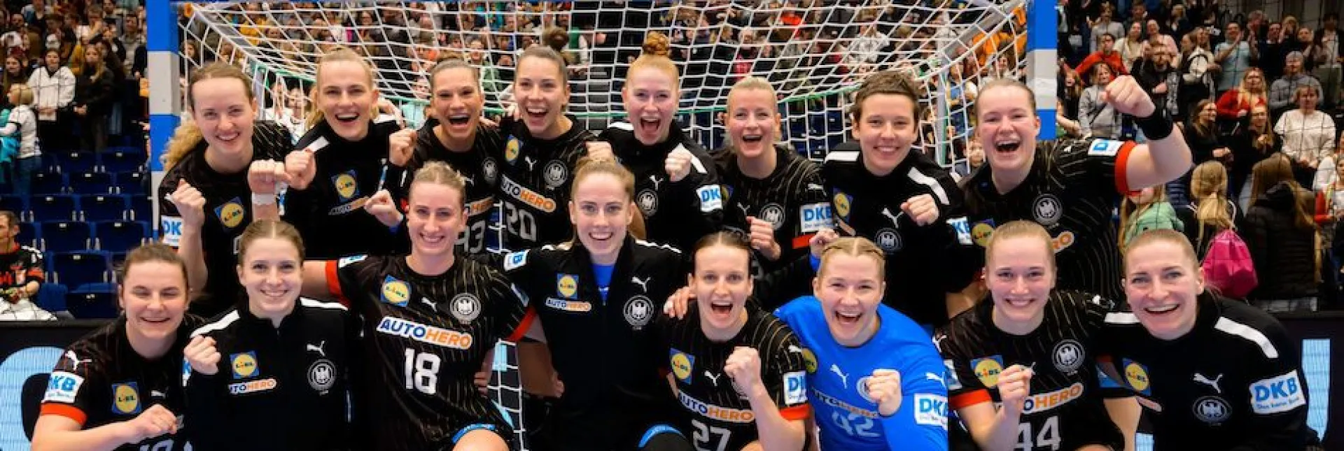 DHB Nationalmannschaft der Frauen bejubeln den Sieg