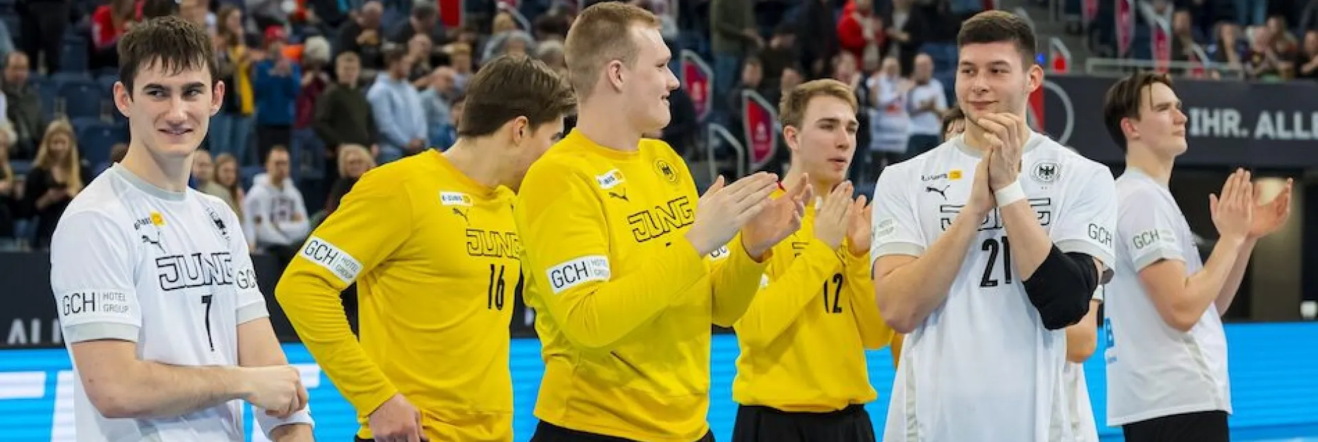 Die U21 Nationalmannschaft jubelt auf dem Feld