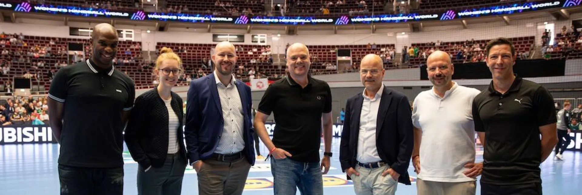 Die DHB und Adesso Verantwortlichen beim Länderspiel in Dortmund
