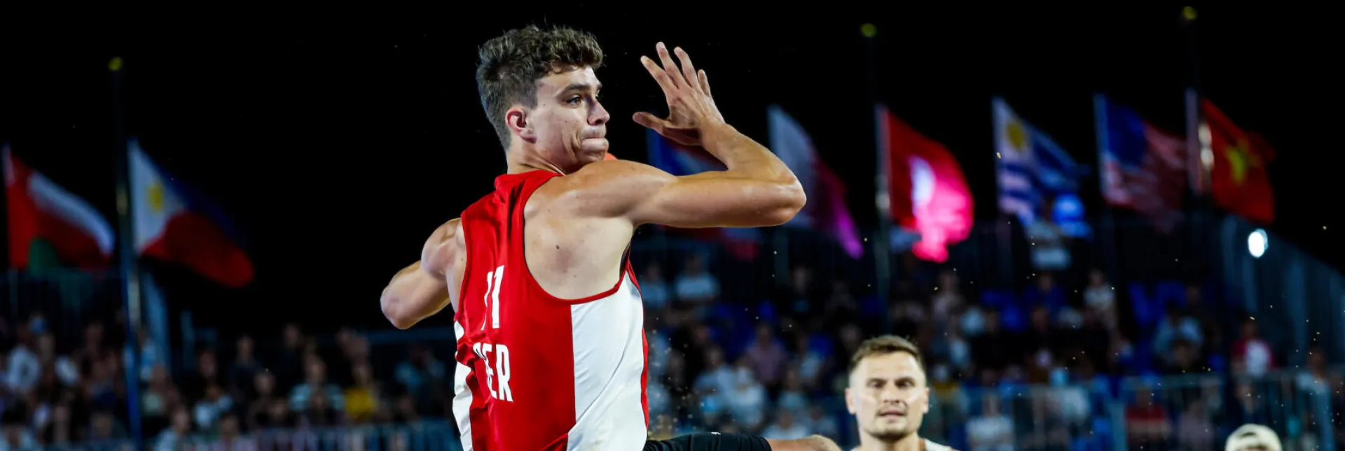 Beachhandballer setzt zum Wurf an