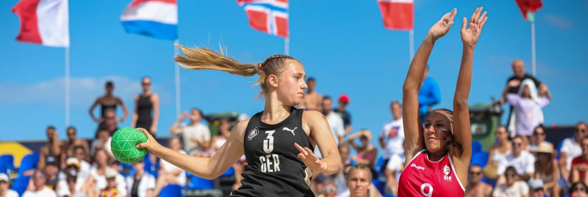 Beachhandballerin setzt zum Wurf an