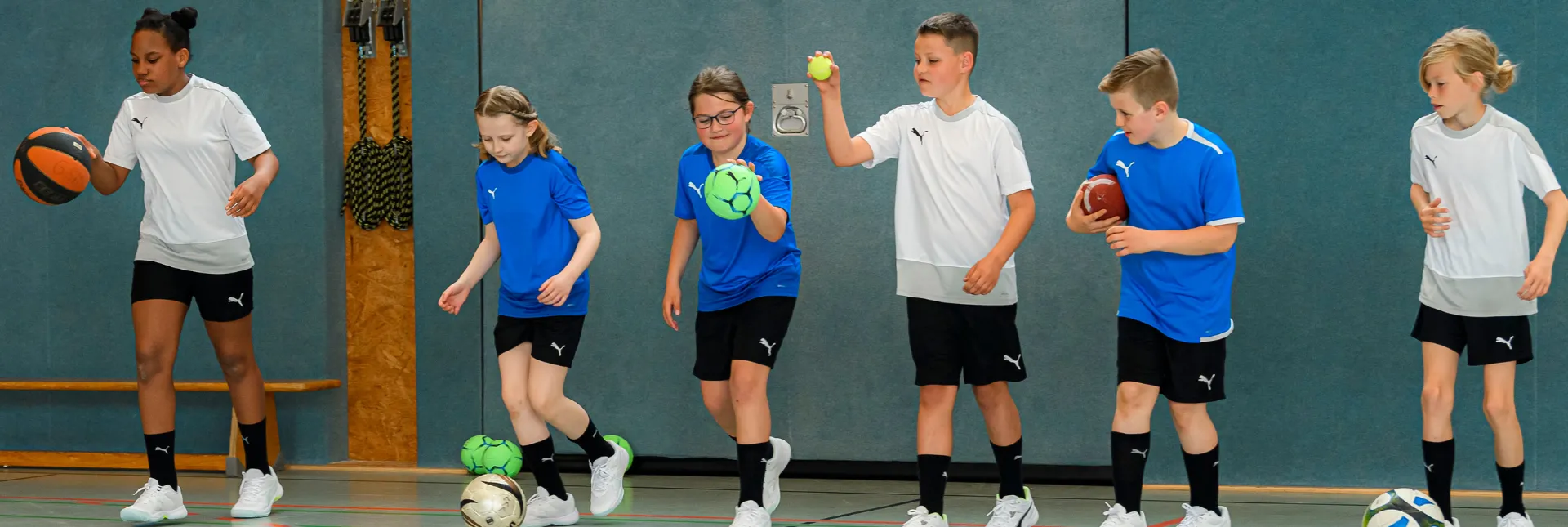 Mehrere Kinder spielen mit dem Ball