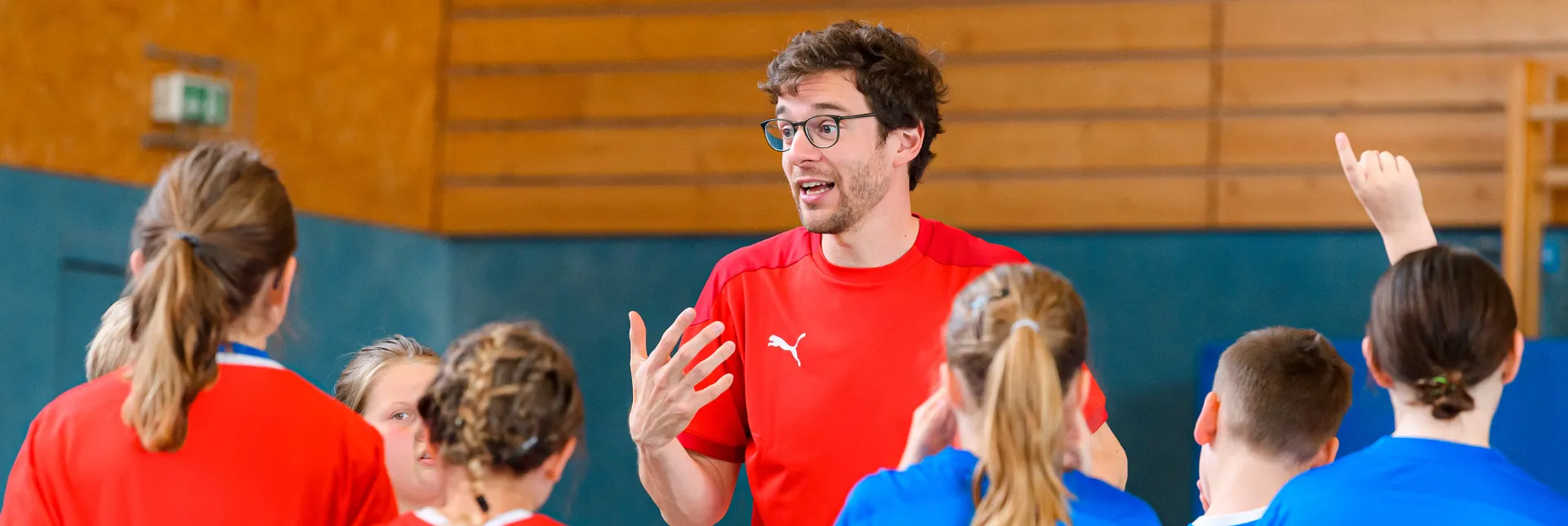 Lehrer erklärt eine Aufgabe