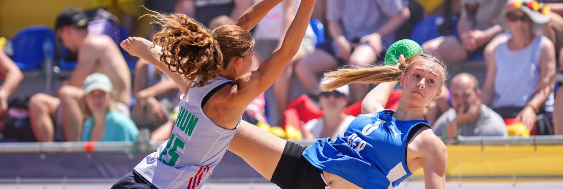 Beachhandballerin setzt zum Wurf an