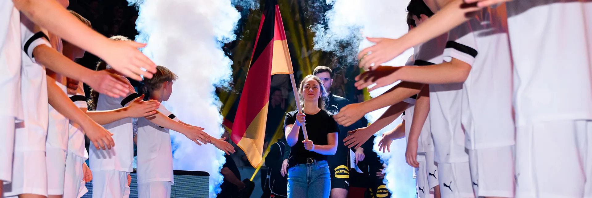 Die deutsche Flagge wird auf das Handballfeld getragen