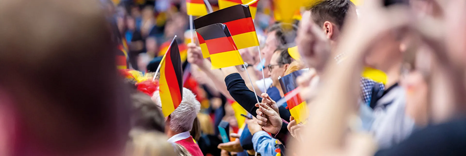 Die Deutschlandfahne wird geschwenkt.