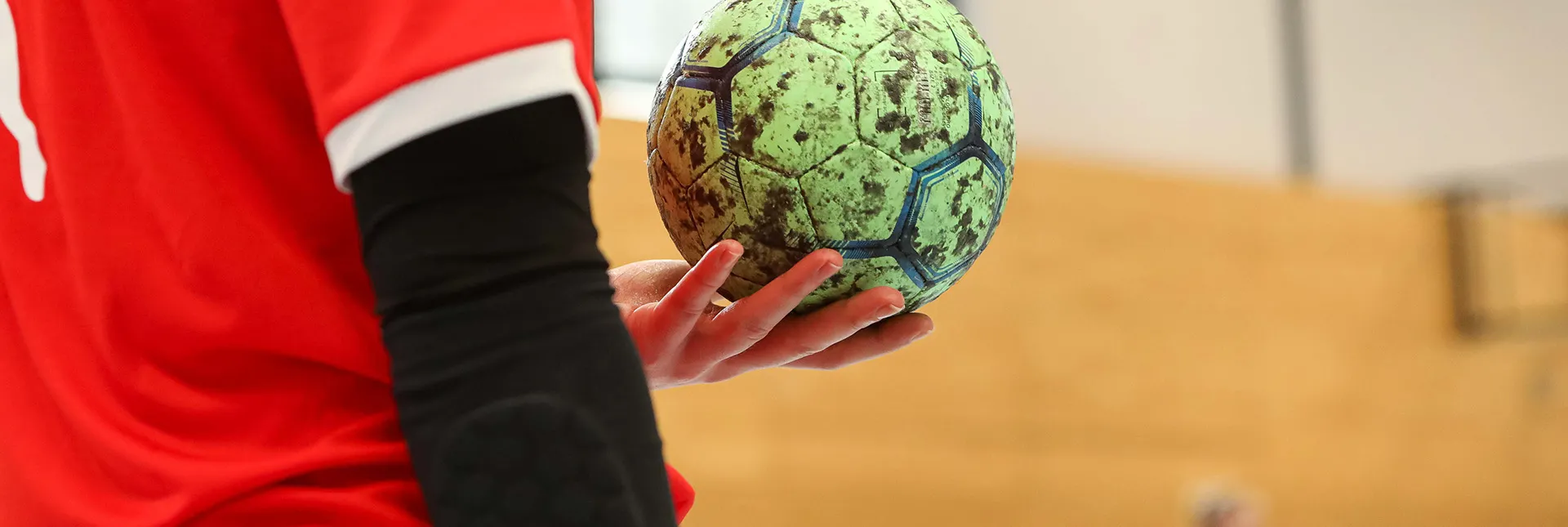 Ball wird in der Hand gehalten