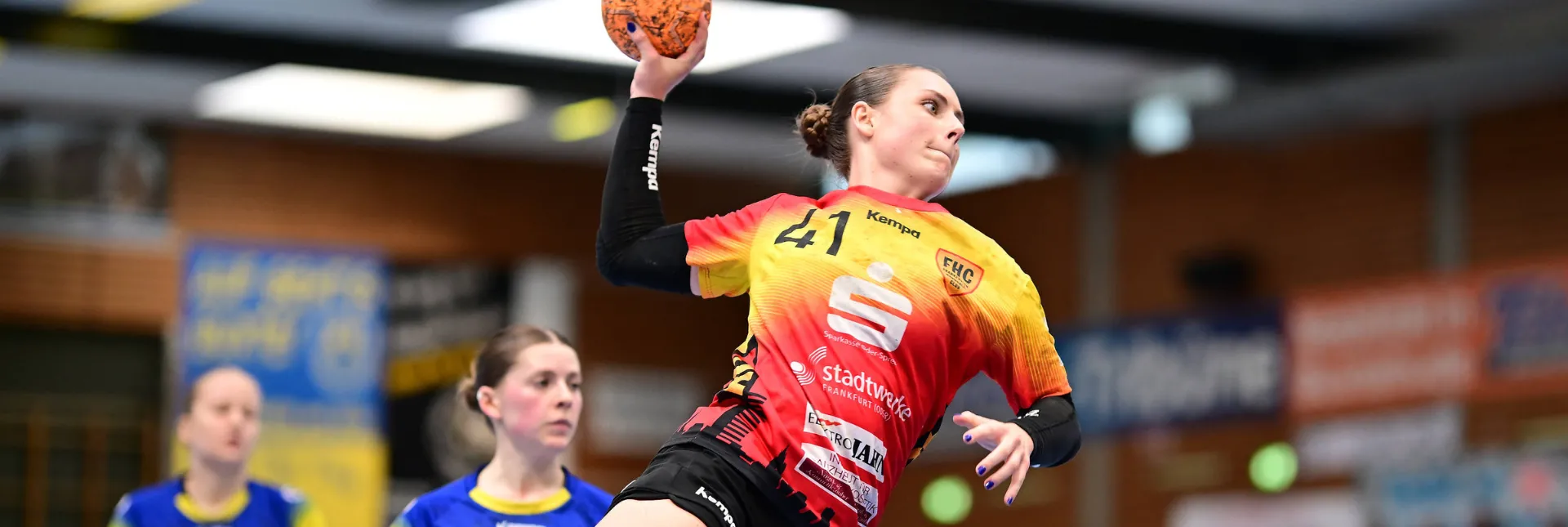 Handballerin setzt zum Wurf an