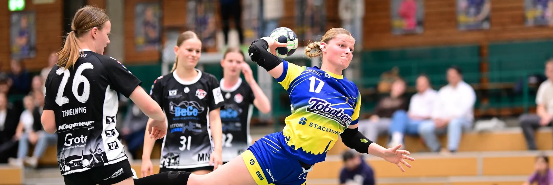 Handballerin setzt zum Wurf an