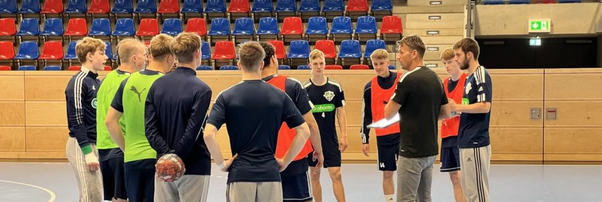 Trainer erklärt Mannschaft eine Übung