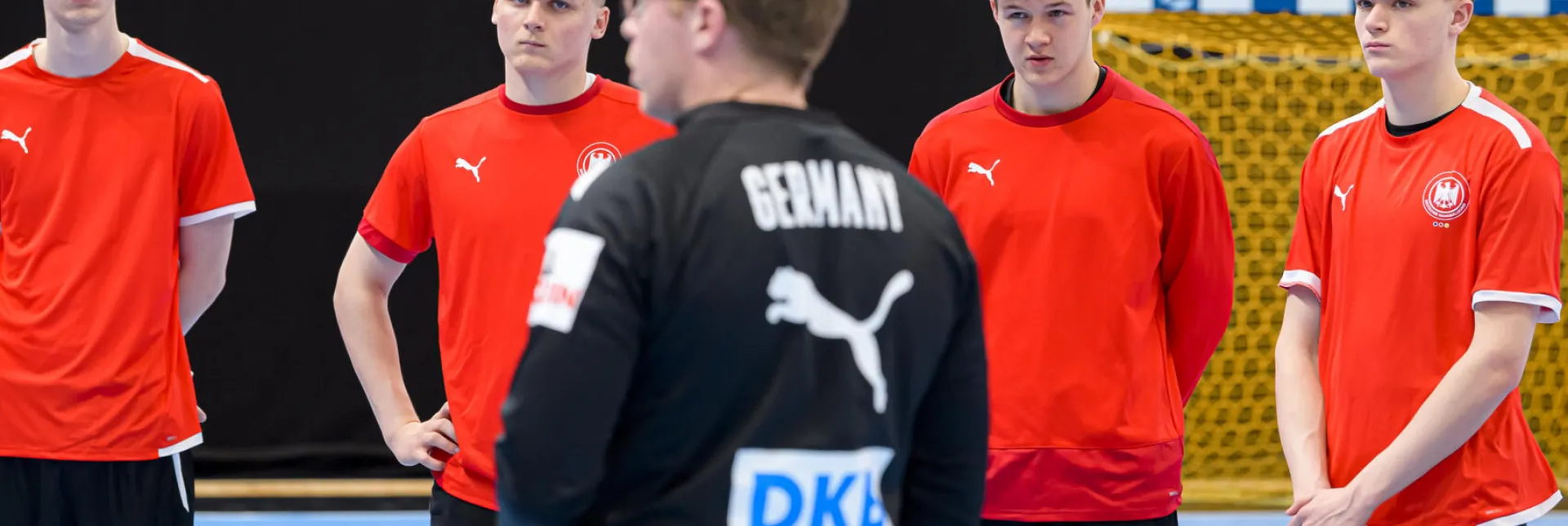 Trainer erklärt eine Übung