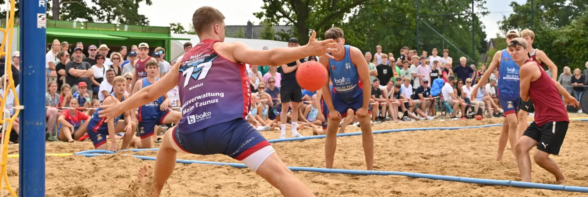 Ein Torhüter im Beachhandball hält einen Siebenmeter