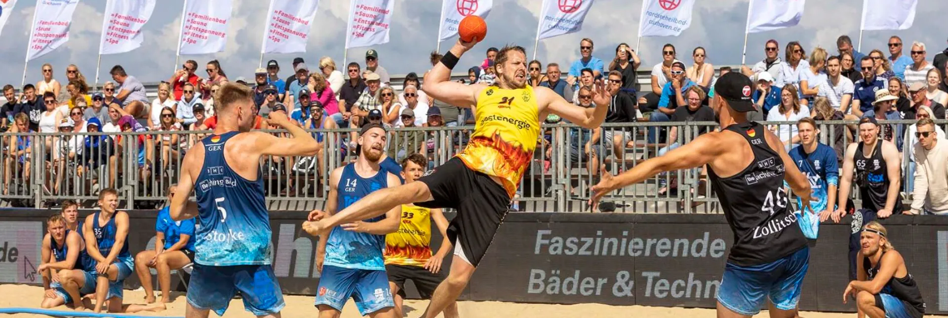 Beachhandballer setzt zum Wurf an