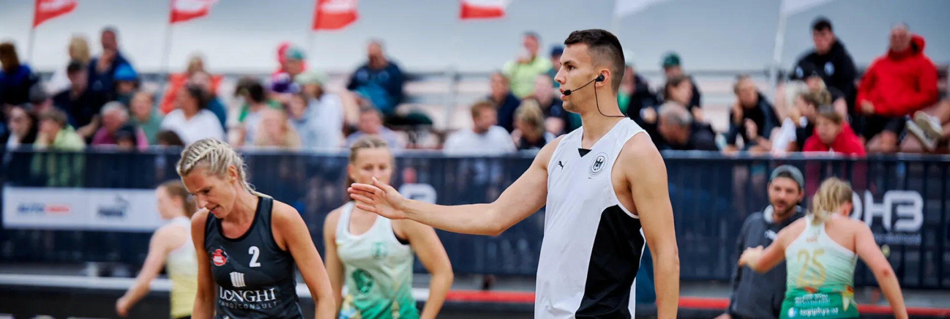 Schiedsrichter beim Beachhandball