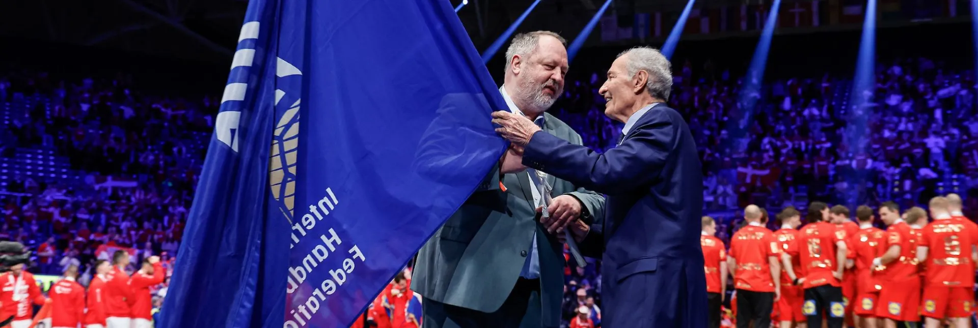 Flaggenübergabe. - Foto: IHF/kolektiff/Anze Malovrh