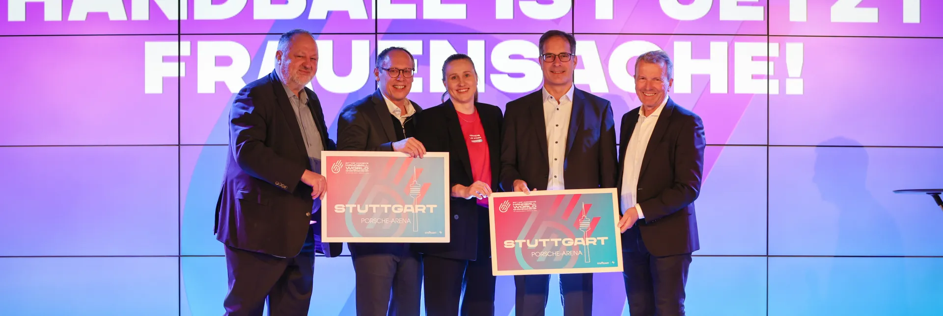 Die Übergabe der "Host City"-Schilder in Stuttgart. - Foto: Christoph Schmidt