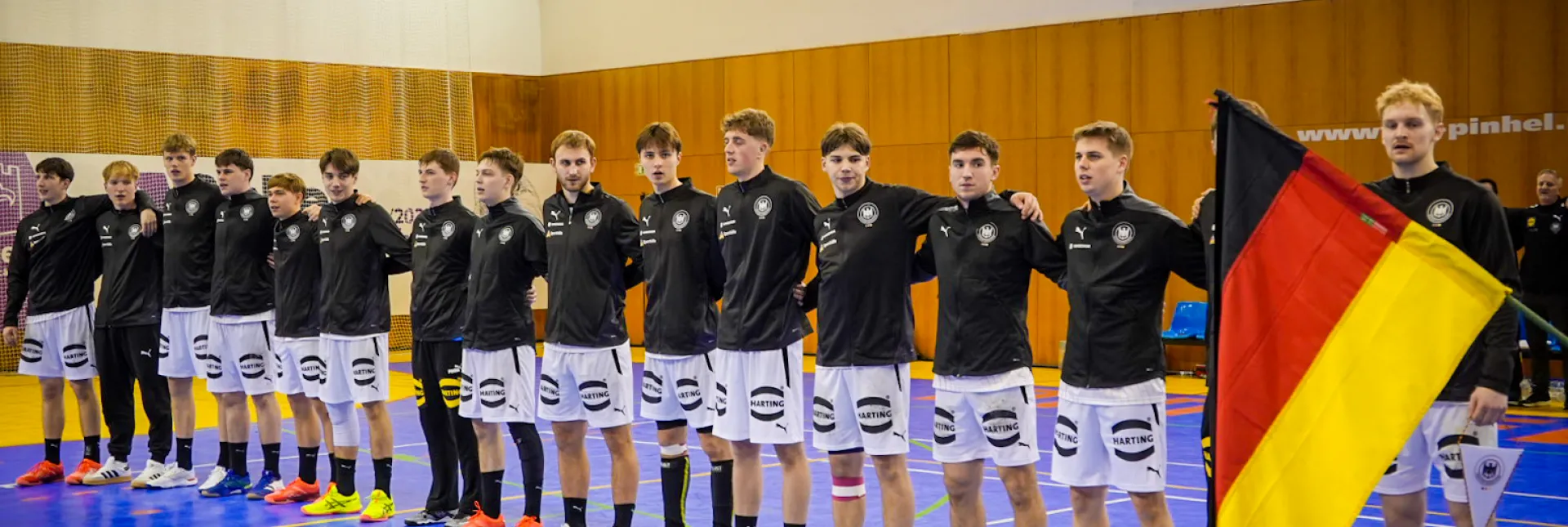 Die männliche U21-Nationalmannschaft beim singen der Hymne