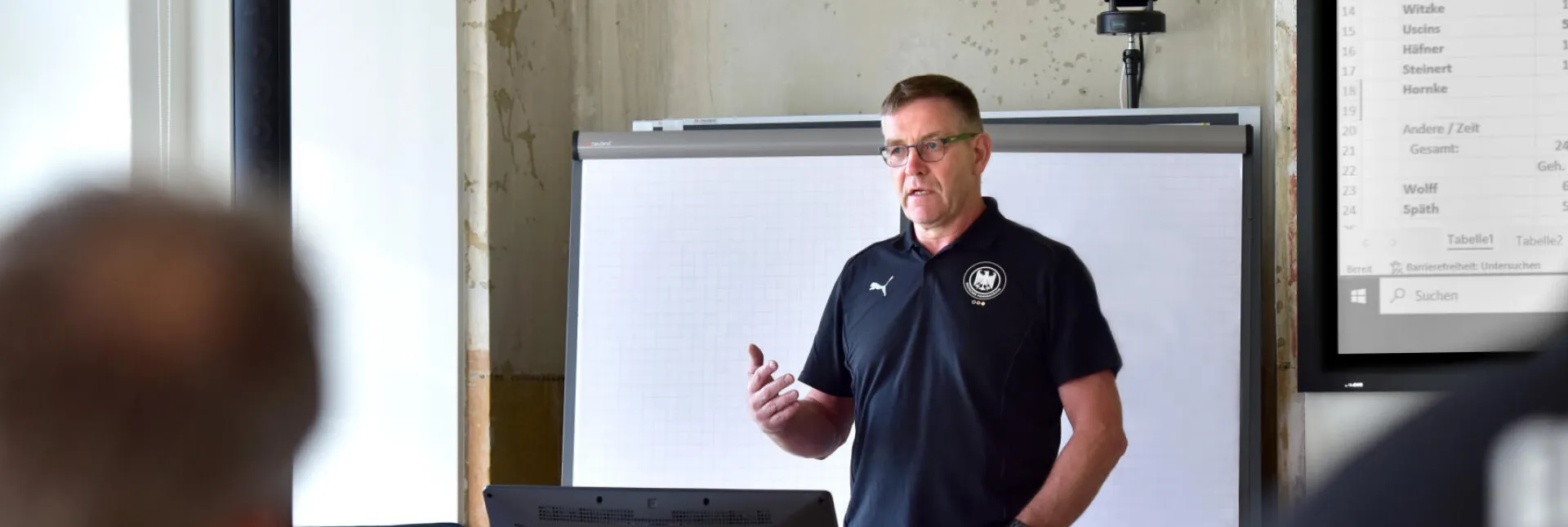 Alfred Gislason hält einen Vortrag