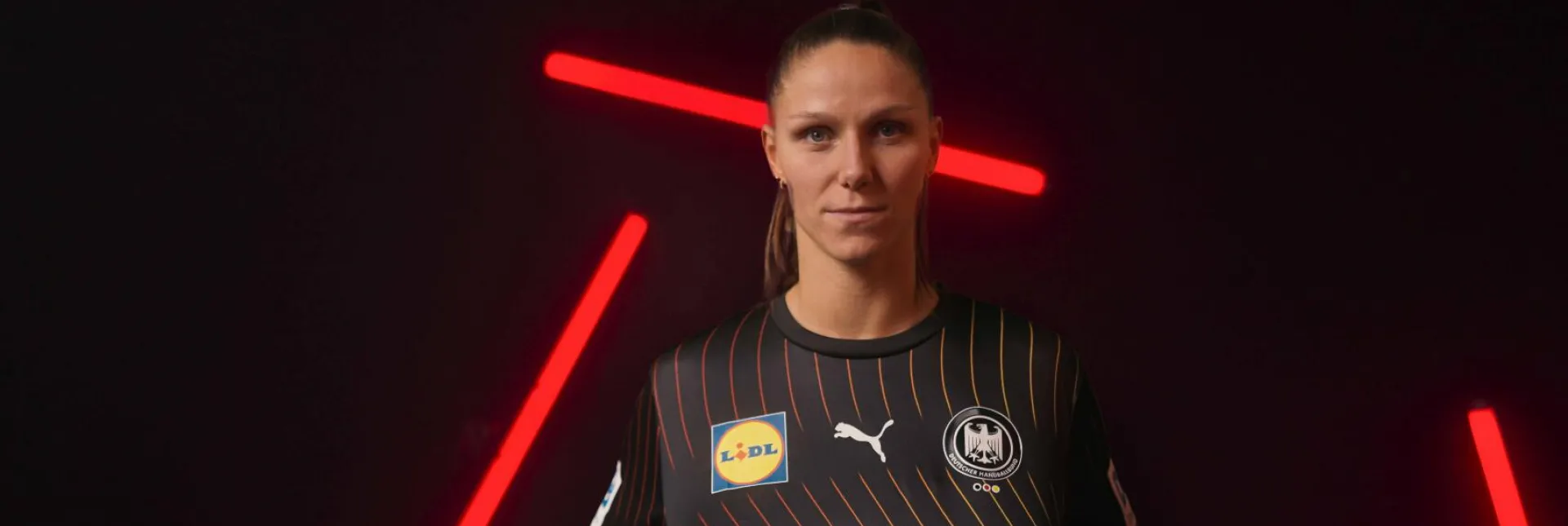 Xenia Smits präsentiert das neue Trikot