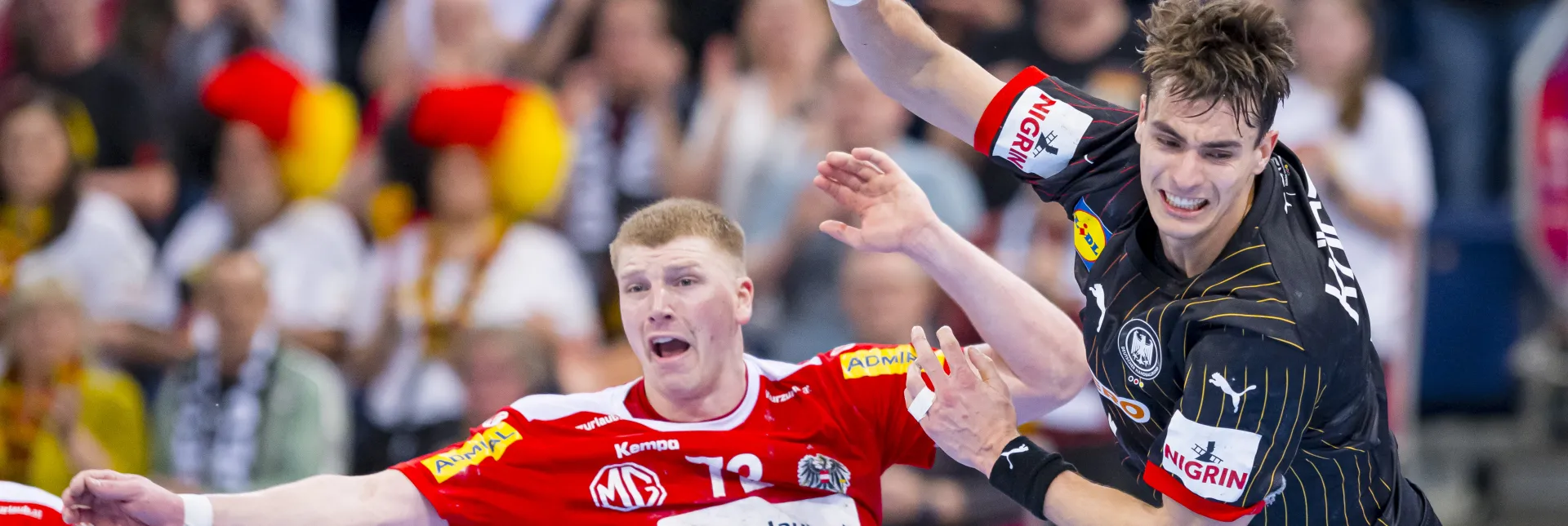 Julian Köster in einer Angriffssituation gegen den Österreicher Lukas Hutecek