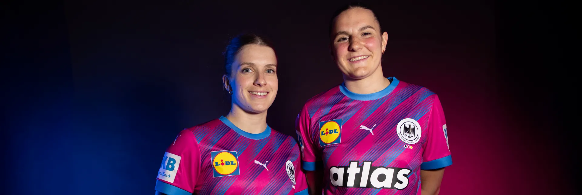Zwei DHB-Spielerinnen im magentafarbenen Sondertrikot der Nationalmannschaft.