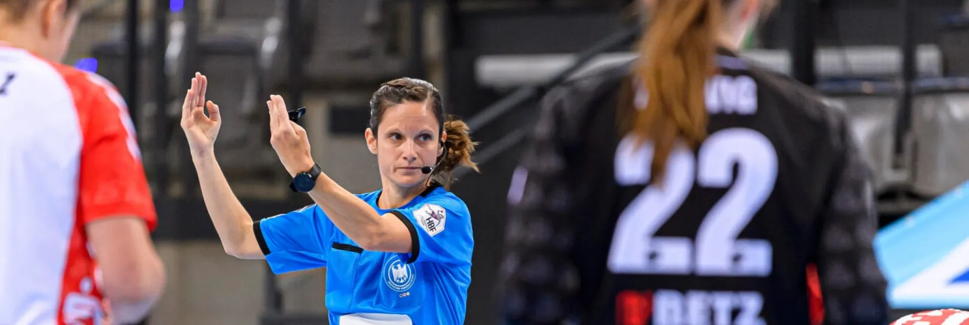 Schiedsrichterin Maike März pfeift bei eine, Handballspiel.