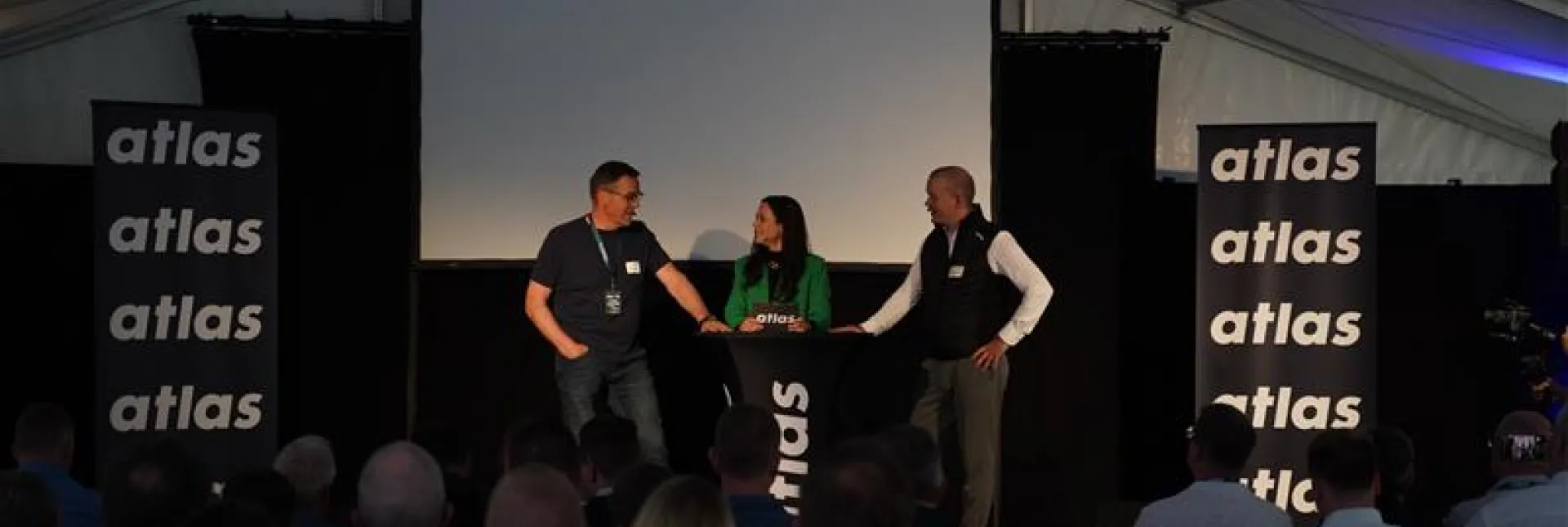 „Adler und ATLAS auf der Brust“