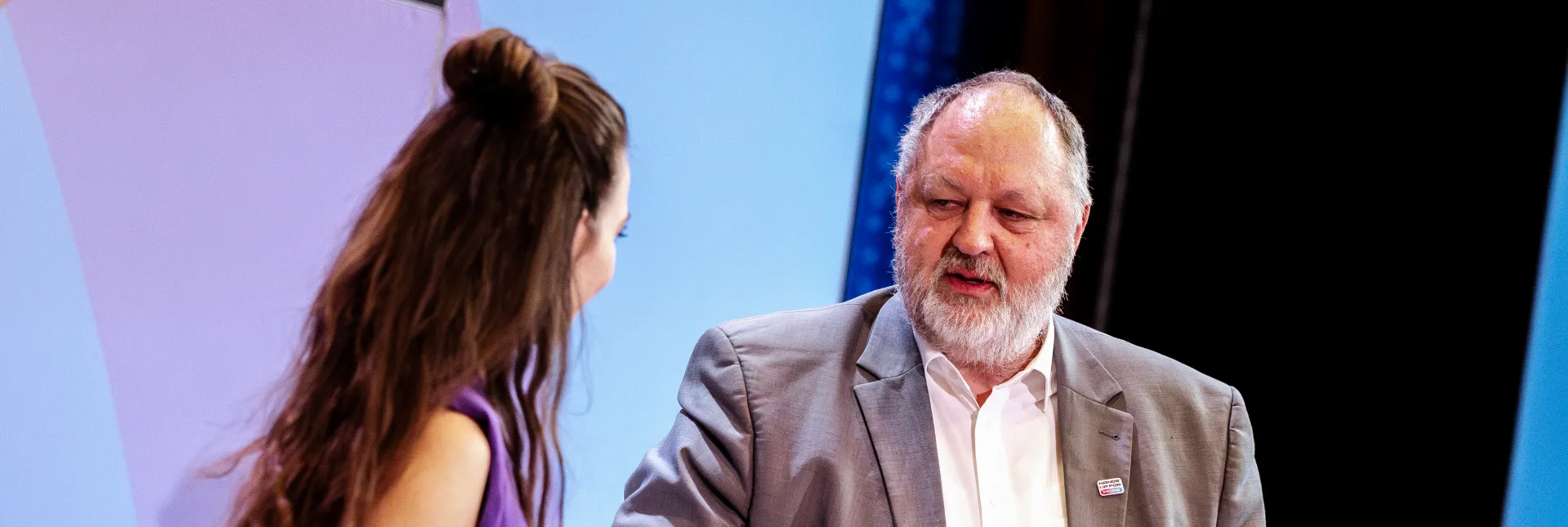 Andreas Michelmann im Interview auf der Bühne bei der WM-Auslosung.