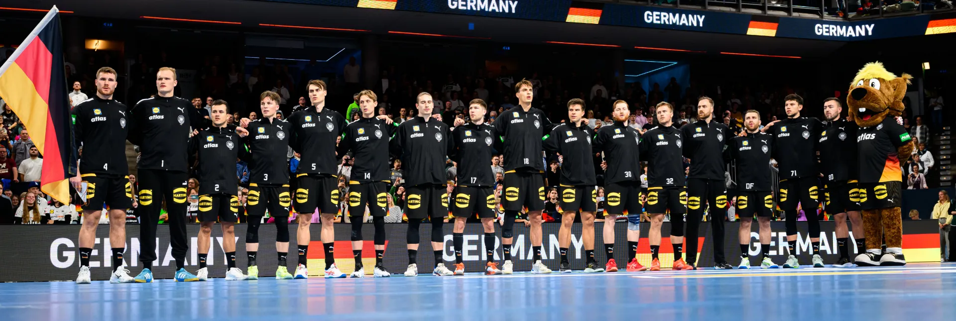 Die deutsche Nationalmannschaft bei der hymne