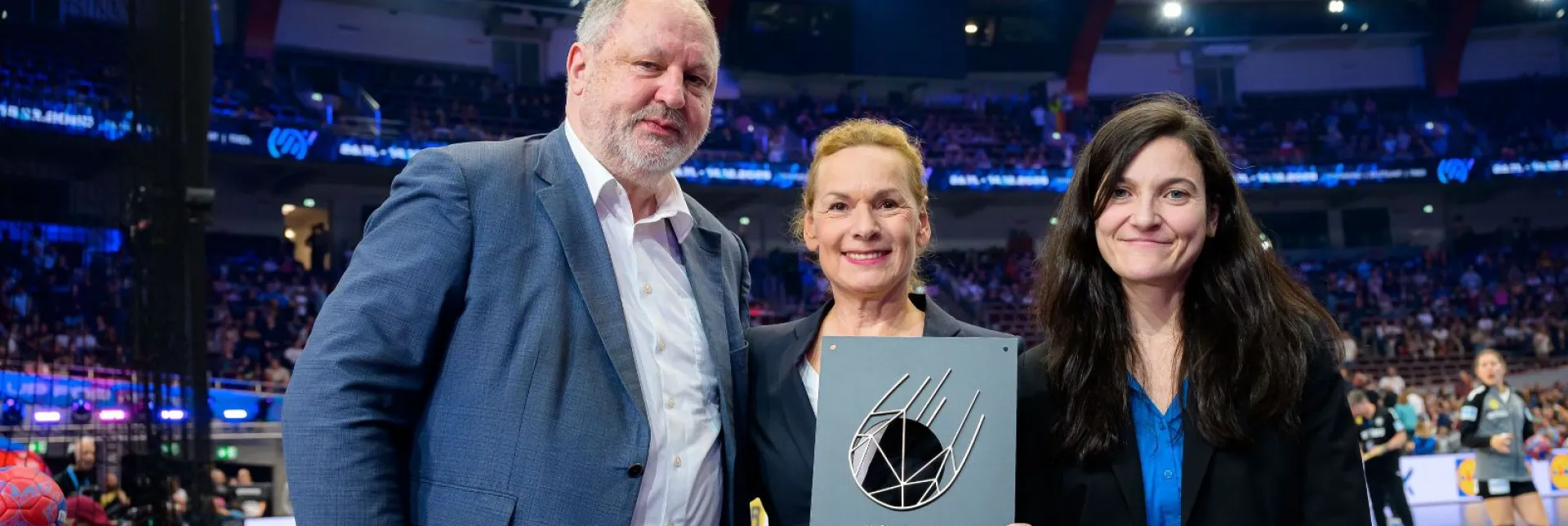 DHB-Präsident Andreas Michelmann mit Sabine Loos und Frauke Füsers. - Foto: Marco Wolf
