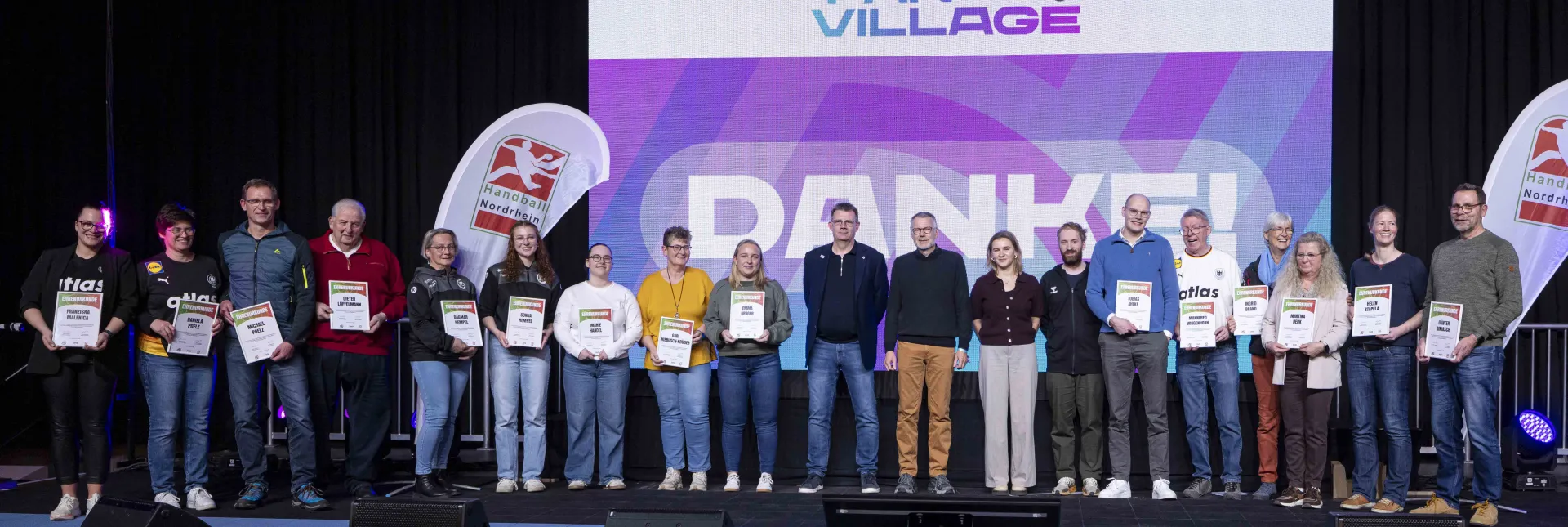 Stolze Gesichter: Im Fan-Village bei der WM 2025 werden Ehrenamtliche aus NRW ausgezeichnet.