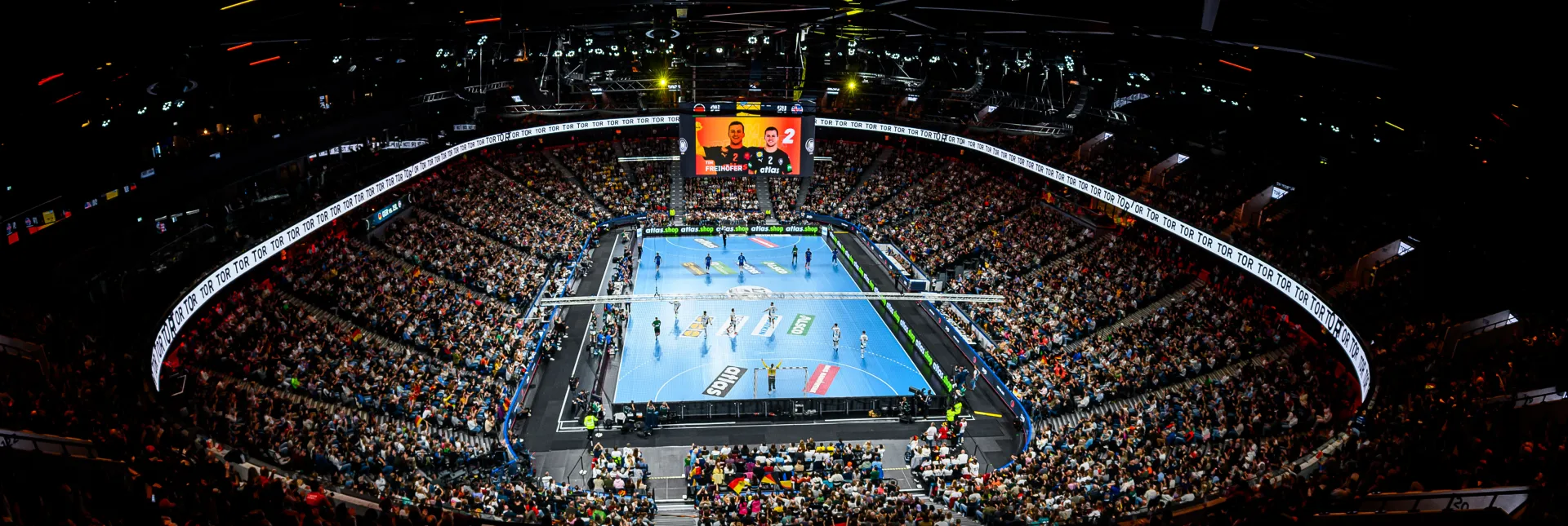 Blick von oben über den vollen SAP Garden mit Zuschauen bei einem Handball-Länderspiel.