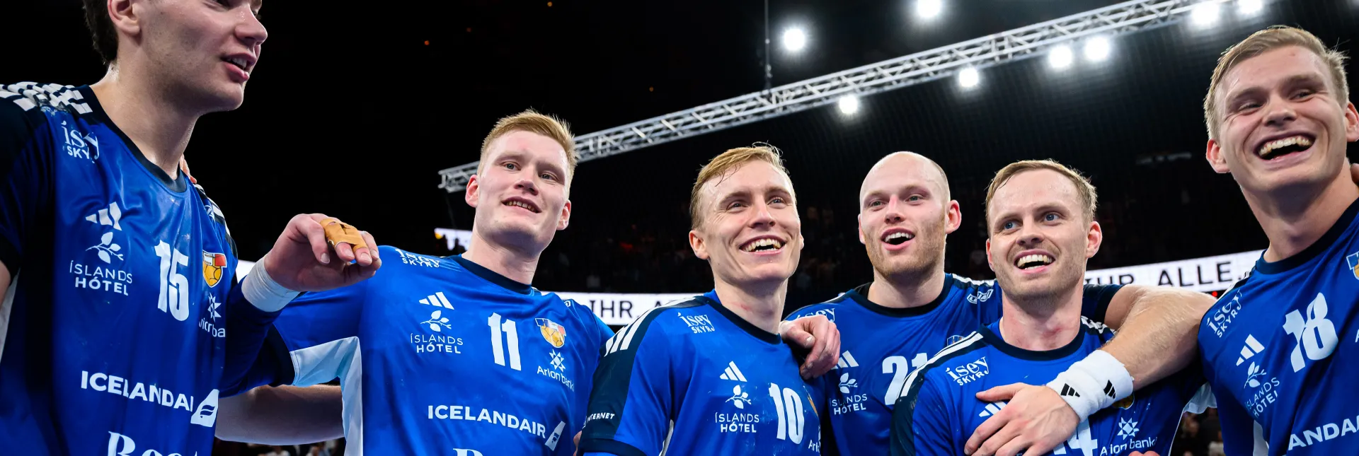 Lachende isländische Handballspieler in der Gruppe.